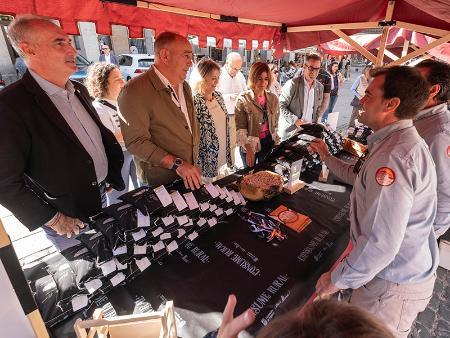 Imagen La despensa de la provincia de Segovia brilla en la Plaza Mayor de la capital en la V Feria de Alimentos de Segovia
